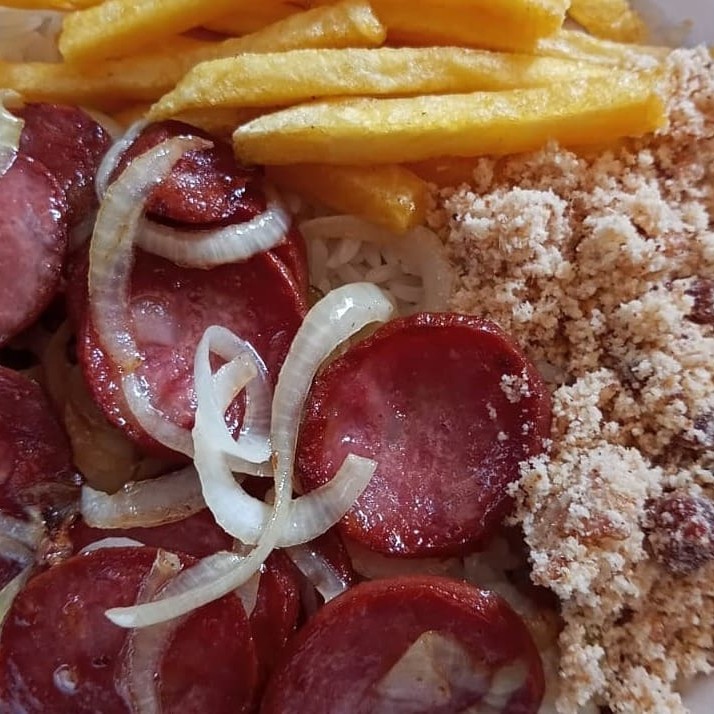 Feijão, arroz, macarrão, farofa e batata frita.