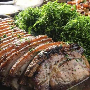 Um belo lombinho grelhado acompanhado com arroz,tutu de feijão e couve refogada ao alho