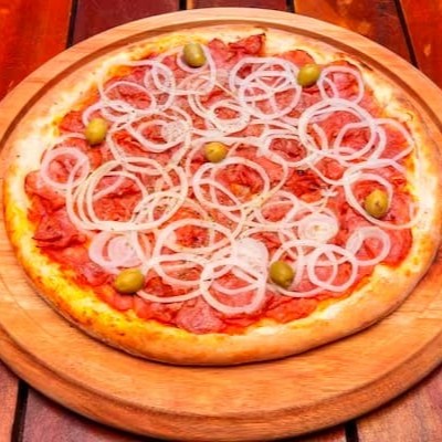 Calabresa fatiada e rodelas de cebola