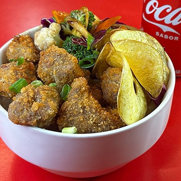 Base De Arroz Branco + Filet Mignom Cortados Em Cubinhos E Empanado Na Farinha Panko + Chispy De Batata Doce + Legumes Refogado