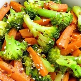 Refresque-se com nossa Salada Energética, uma combinação vibrante de brócolis crocantes, cenoura doce e gergelim tostado. Acrescentamos ovos cozidos para um toque extra de proteína e sabor. Complete seu prato com a proteína de sua escolha, como frango grelhado, picadinho ou peixe por exemplo. Uma refeição nutritiva e personalizável que proporciona energia e satisfação!