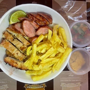A 'Picanha Suína com Linguiça na Brasa' é um prato rico e saboroso da nossa categoria 'Pratos'. Consiste em uma suculenta e macia picanha suína, cuidadosamente preparada na brasa para alcançar o sabor autêntico e marcante. Acompanha uma linguiça igualmente deliciosa e suculenta, também preparada na brasa. O prato é servido com um arroz soltinho e saboroso, feijão preto temperado à perfeição, batatas fritas crocantes e douradas, um molho especial para dar ainda mais sabor e uma farofa crocante e bem temperada. Este é um prato perfeito para quem busca uma refeição completa, rica em sabores e texturas.