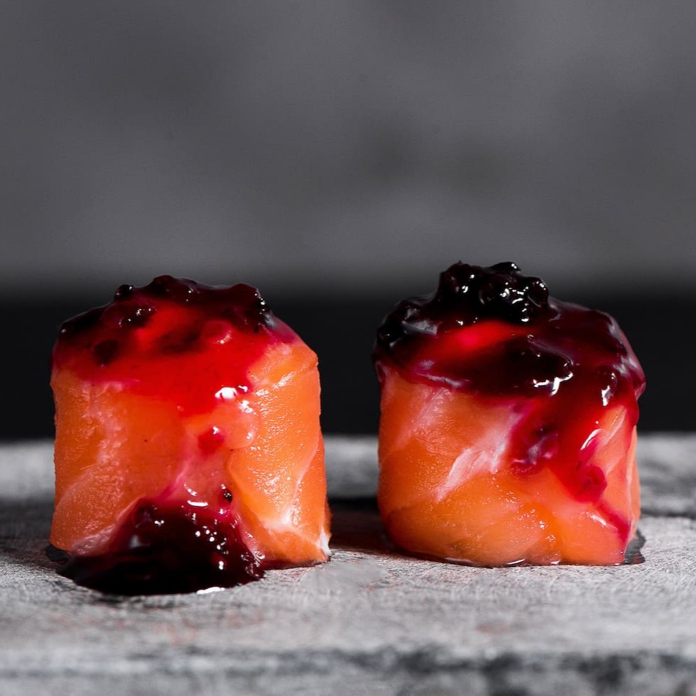 Lâmina de salmão recheado com cream cheese, finalizado com geleia artezanal de amora.