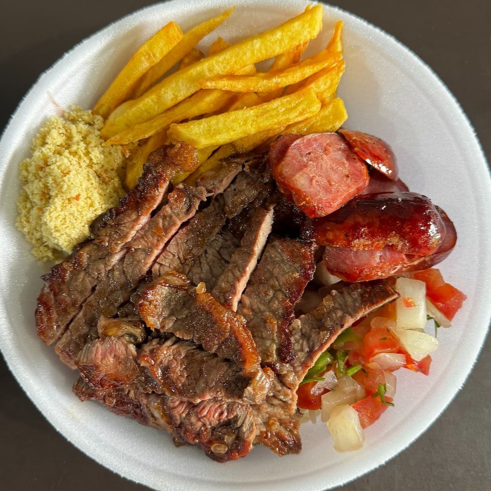 Acompanha arroz, feijão, farofa, molho vinagrete , linguiça e outros acompanhamentos.