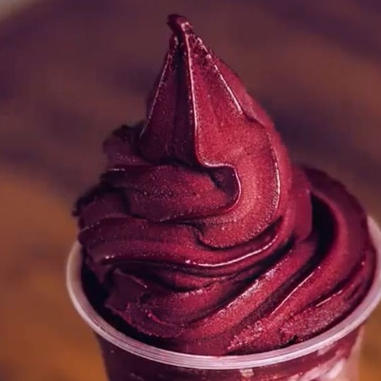 Nosso delicioso açaí de qualidade excepcional com diversas opções de guloseimas incluso sem nenhuma taxa.com direito a chantilly artesanal batido com Ninho e deliciosa fruta disponível no nosso cardápio!