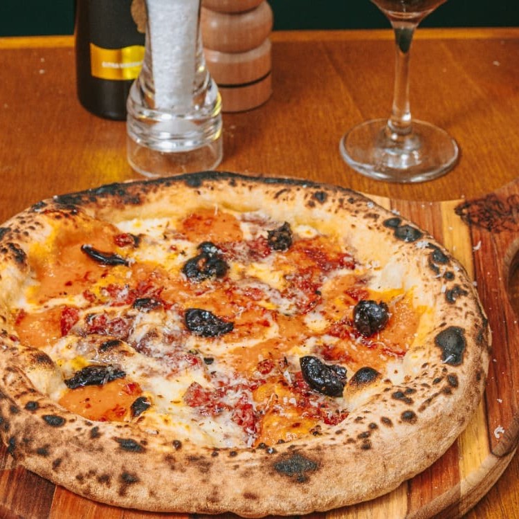 "Pizza Vencedora da "" World Star Pizza & Port Wine 2022""  Queijo minas,Queijo Moggiana,Linguiça Picante e Queijo Tulha. Finalizada com Jabuticaba em Compota,Tulha e Cumaru Ralado"