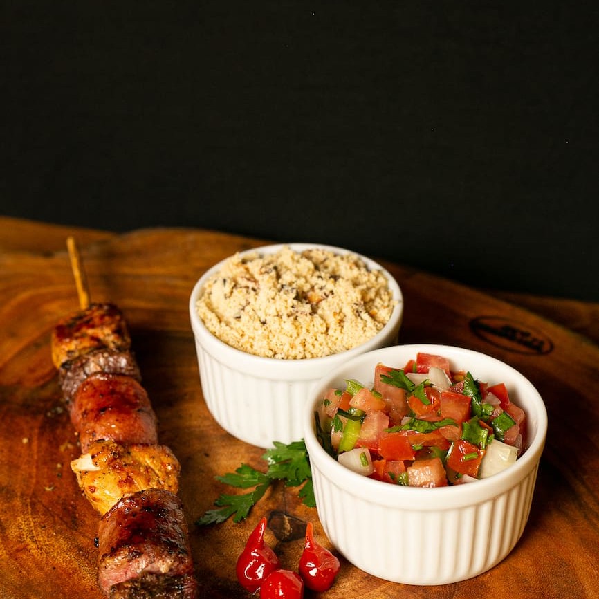 Suculento espeto de misto tem aproximadamente 180 gr, informe em observação o ponto ideal do seu espeto. carne bovina,frango e linguiça toscana.