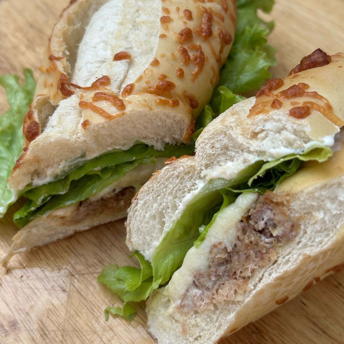 Nosso mais novo lançamento sanduíche de costela. Baguete, com nossa maionese especial, queijo mussarela, alface e aquela saborosa Costela Bovina