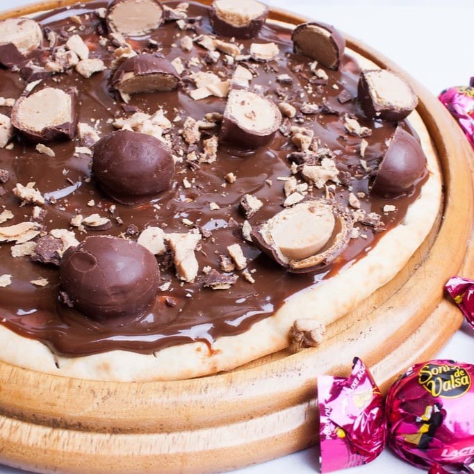 Pizza de ganache de chocolate meio amargo e bombom de qualidade boa. 25 cm - 4 fatias Foto ilustrativa