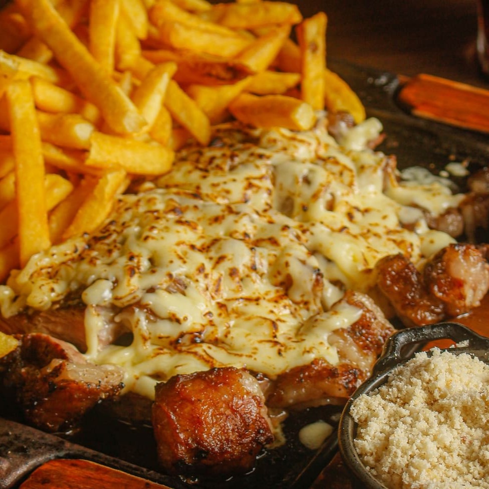 Deliciosa porção de 450g de ancho finalizado com queijo derretido, acompanhado de fritas, farofa e vinagrete.