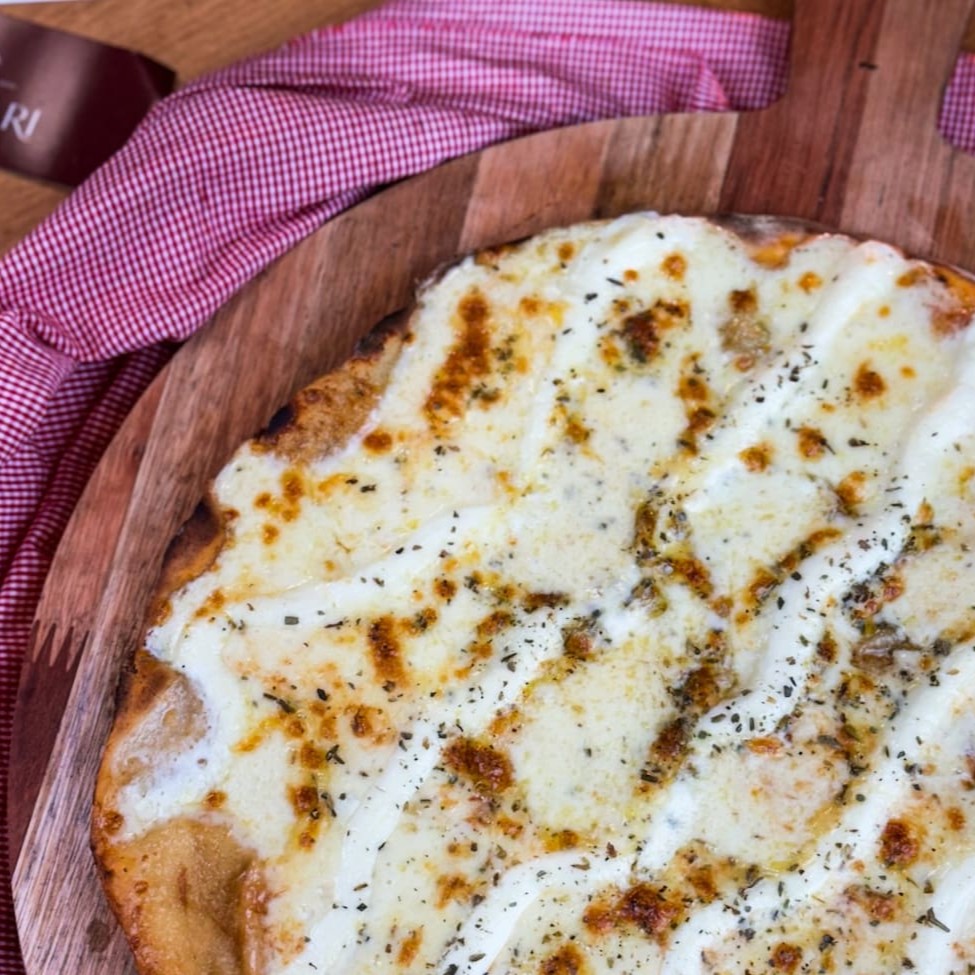 Molho da casa, mussarela, parmesão, provolone, catupiry e orégano.