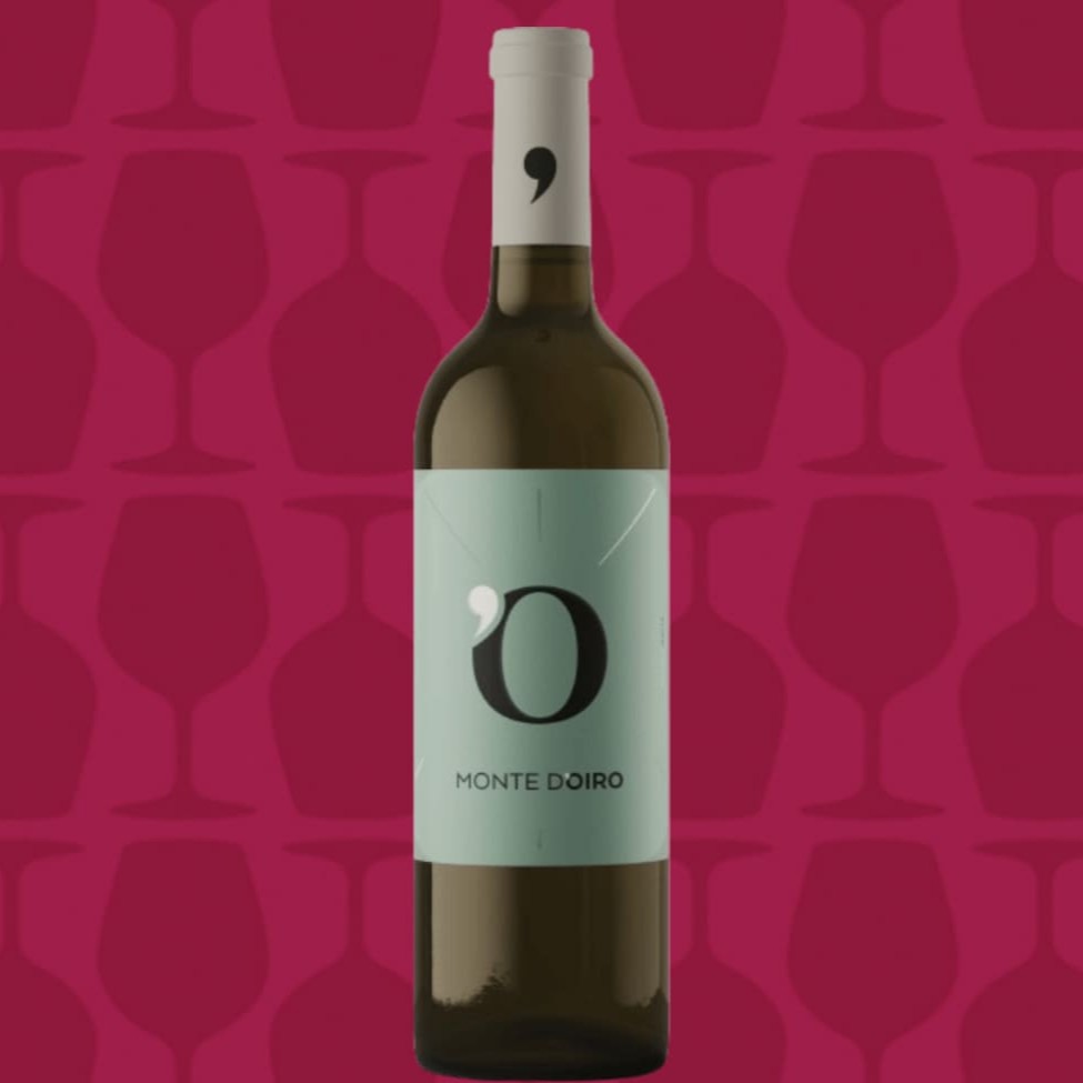 Monte d’Oiro Branco é um vinho fresco, com aromas de frutas cítricas e notas florais. Sua acidez acentuada traz leveza e equilíbrio, tornando-o perfeito para acompanhar peixes, frutos do mar e pratos leves. Ideal para quem busca um branco elegante e refrescante, perfeito para climas mais quentes ou como aperitivo.
