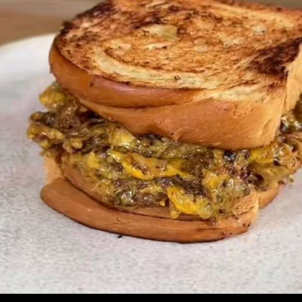 Pão de forma, cupim desfiado e queijo cheddar e mussarela