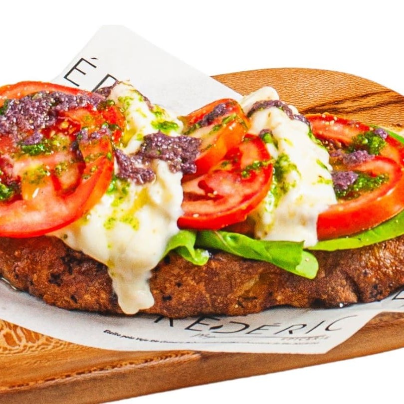 Pão focaccia, burrata, tomate, rúcula, pesto e tapenade artesanal.