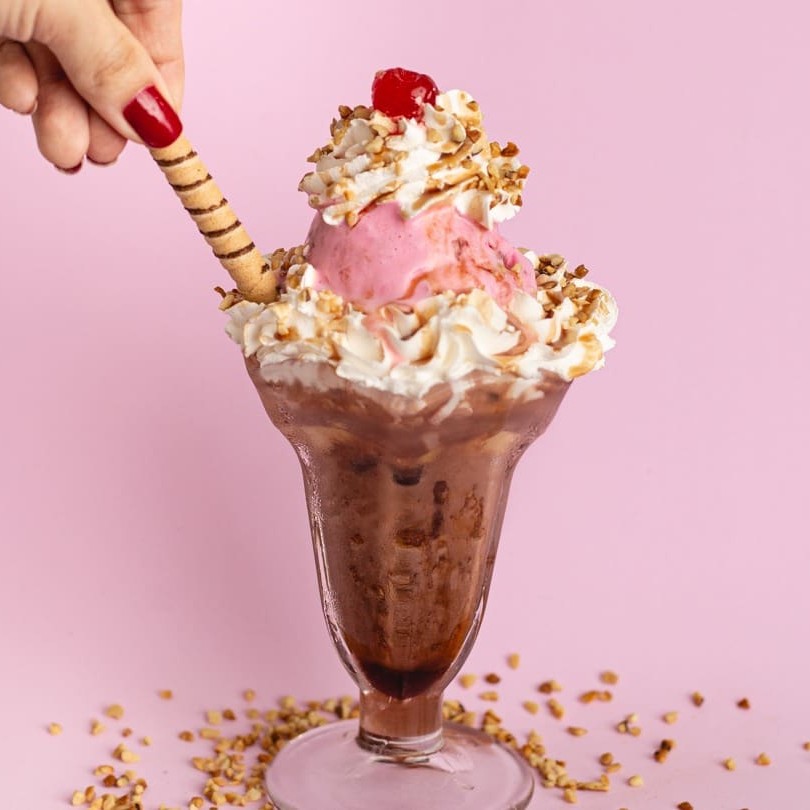 3 bolas de sorvete, chantilly, cobertura, tubete e cereja. O clássico da Vila também disponível no delivery agora, peça já o seu!! Obs: Caso queira mais complementos acesse a aba de complementos. Esta taça é montada em embalagem térmica com chantilly a parte. *fotos meramente ilustrativas