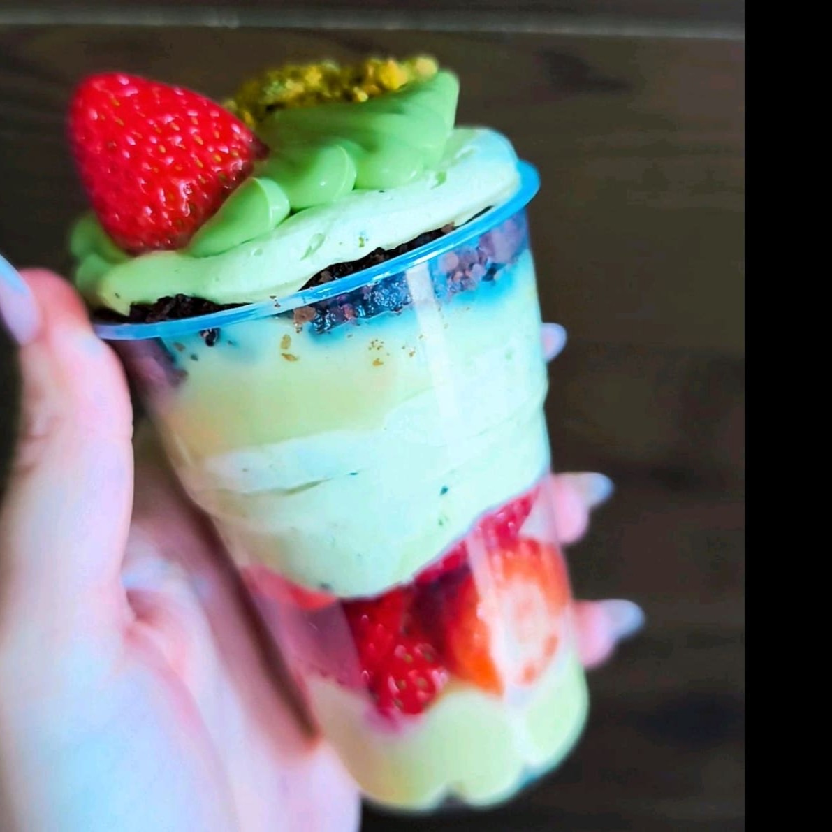 Brigadeiro de Ninho morangos mousse de pistache crocante, brownie e ganache de pistache