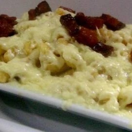 Batata gratinada com queijo muçarela e bacon.