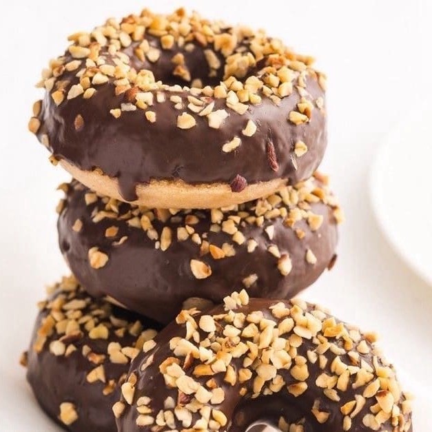 Massa de Baunilha, com recheio de chocolate e granulado de amendoim