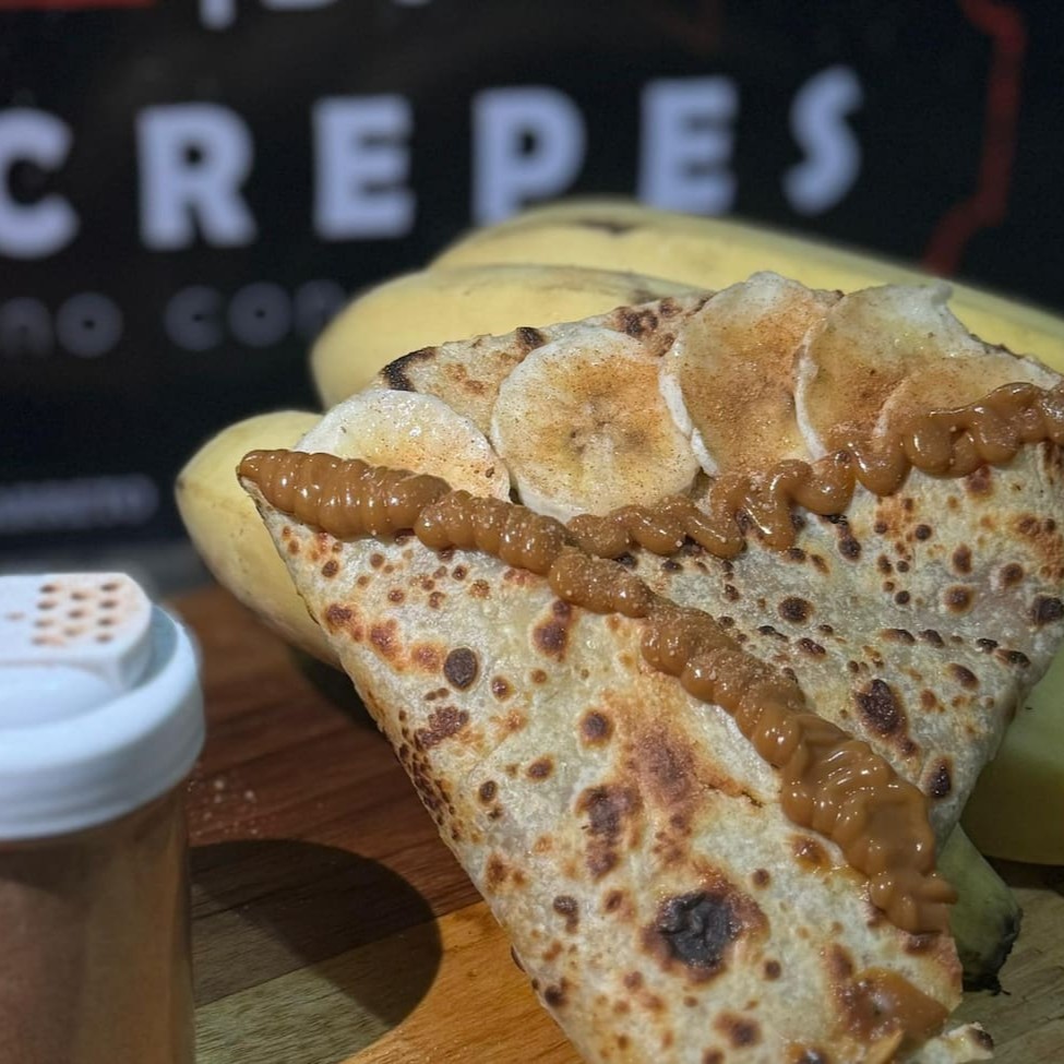 Banana Fatiada, Doce De Leite, Chocolate Branco, Catupiry(Original), Canela e Açúcar.