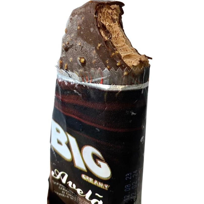 Delicioso sorvete de no palito de avelã mas conhecido como Nutella , com cobertura de chocolate .