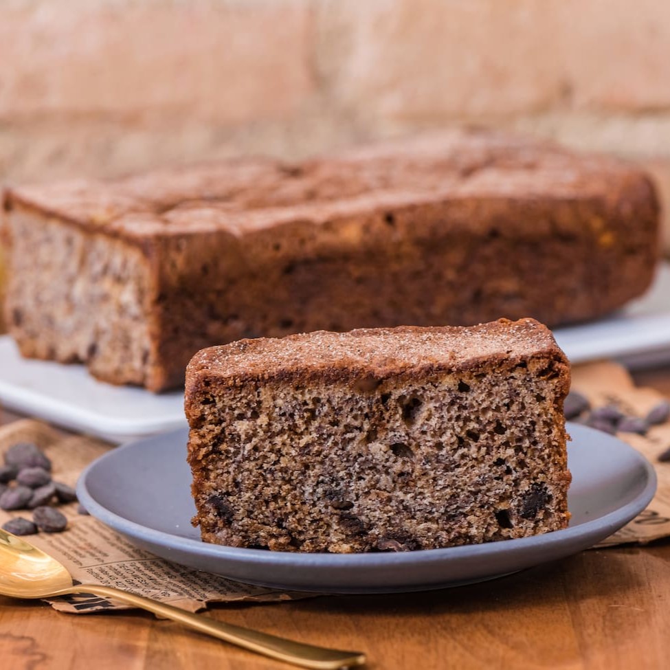 Bolo artesanal de banana com gotas de chocolate meio amargo