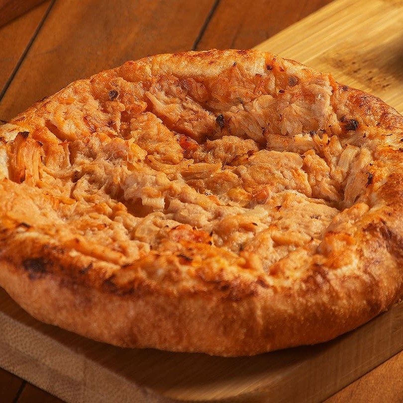 Esfirra de frango desfiado com molho artesanal