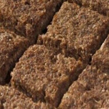 Pedaço de Kibe preparado com Massa de trigo e Carne Bovina levado ao forno