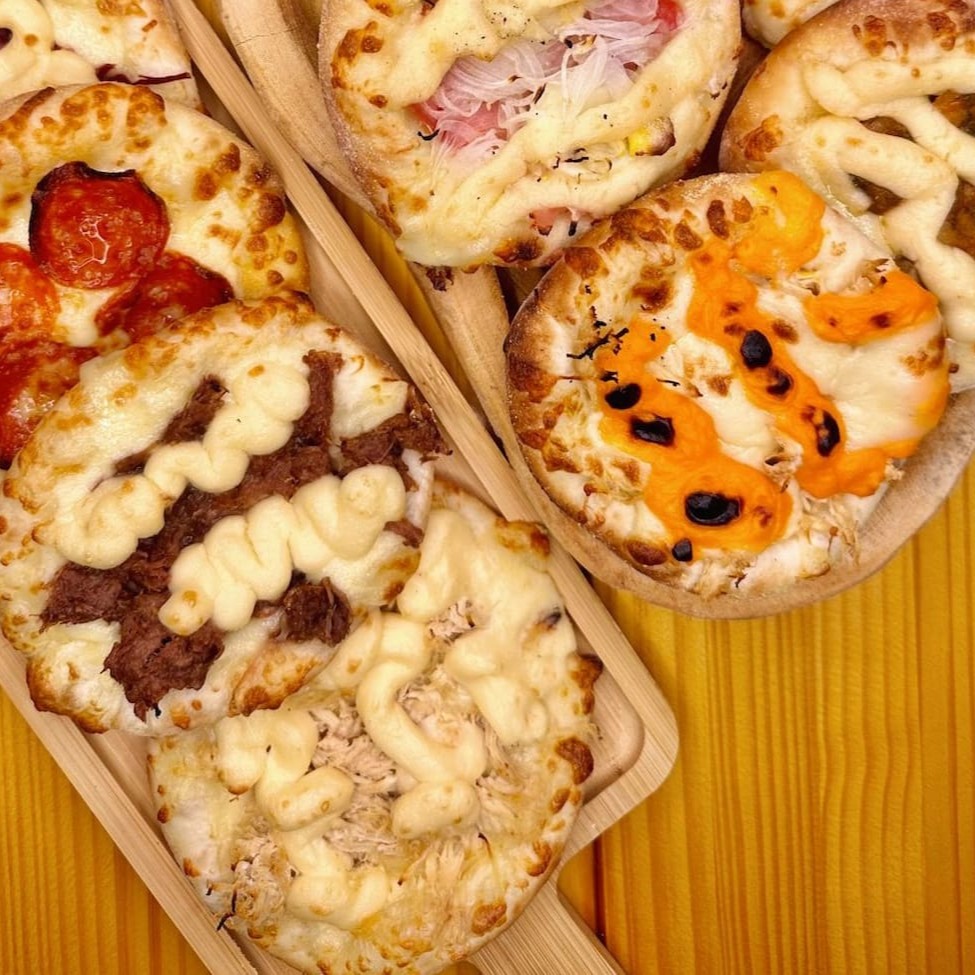 Rodízio de 12 mini esfihas sendo elas:  8 salgadas:  Carbonara The rustic  Calabresa  Mussarela  Frango com Catupiry  carne seca  3 porquinhos   4 queijos  4 doces:   maravilha de banana  chocobana  galak com Confete  chocolate E um Guaraná Antártica 1,5 L ou Pepsi 1,5l (de acordo com disponibilidade)