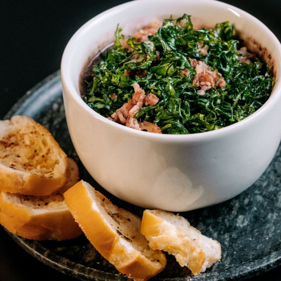 Nosso feijão amigo acompanha linguiça calabresa e couve crocante.