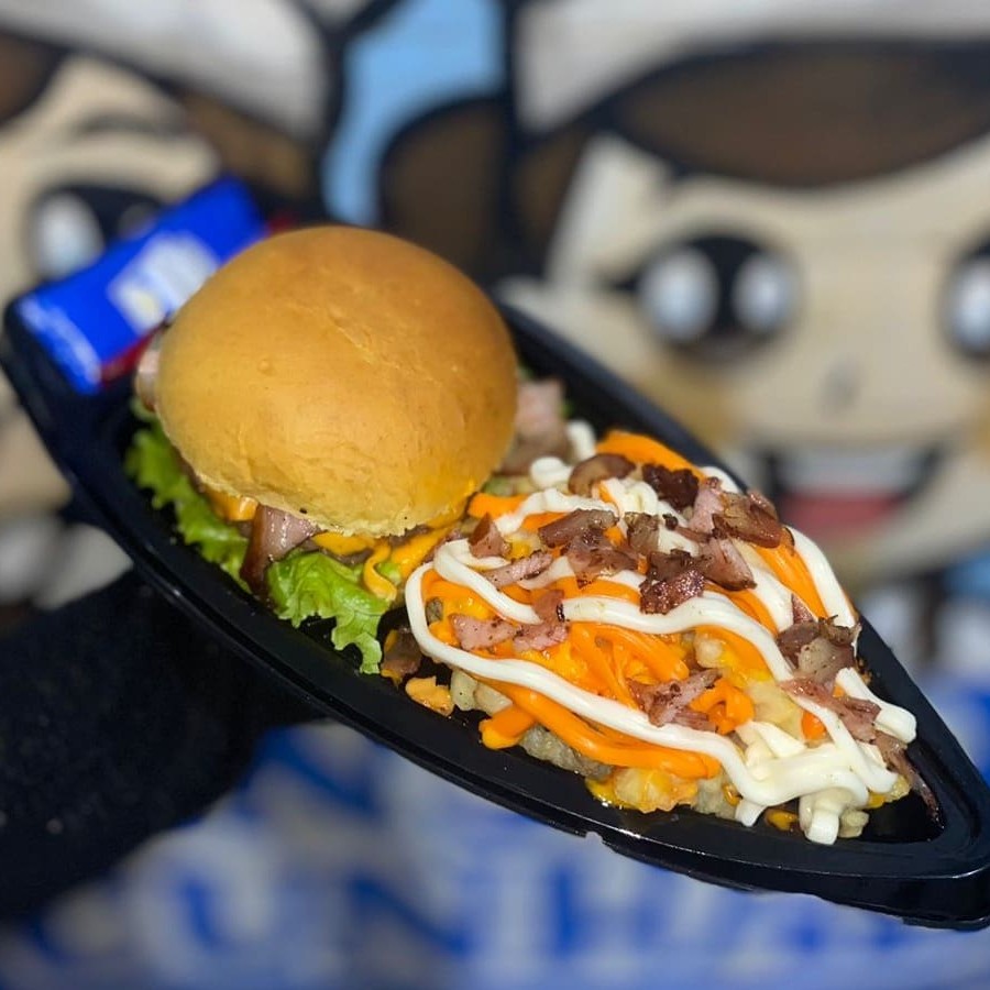 1 Burguer ( pão brioche, carne, fatia de queijo, bacon, cheddar tomate e alface) + porção de fritas com bacon, cheddar e cream cheese + 1 refri lata