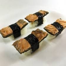 Sushi de pele de salmão grelhado.