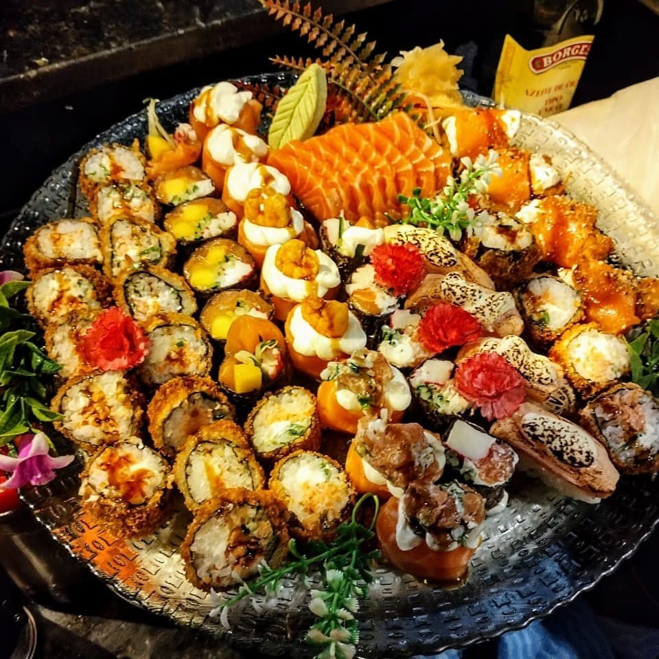 2 mini sunomono ,2 mini harumaki de frango ,2 mini yakisoba misto ,5 sashimi de salmão ,5 sashimi de salmão selado ,3 sushi de salmão ,3 sushi skin ,5 filadelfia uramaki ,5 filadelfia ,5 hot eby ,10 hot filadelfia ,5 joy simples ,5 joy Doritos ,5 joy selado e 2 mini harumaki avelã