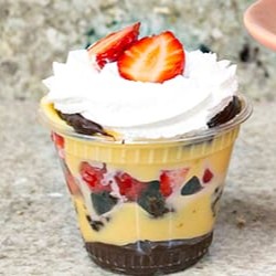 Camadas generosas de brigadeiro 50% cacau, brigadeiro de Ninho, pedaços de brownie fofinho, morango fresco e chantilly. Uma sobremesa que é pura felicidade a cada colherada. Servido Numa Embalagem 250ml.