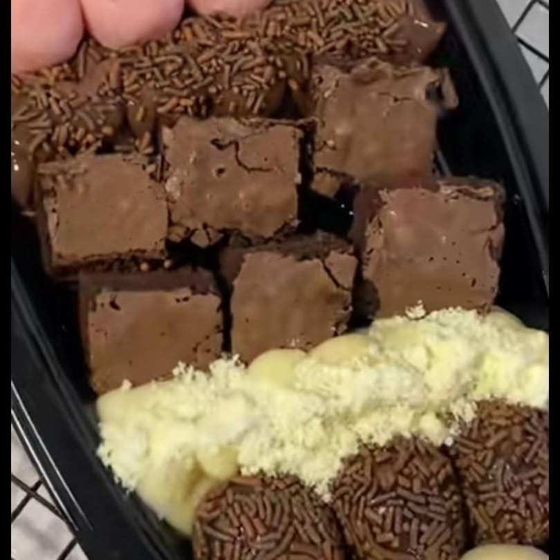 5 docinho de morango 4 de brigadeiro e brawnei, recheio de leite Ninho, recheio de brigadeiro 3 uva 3morango