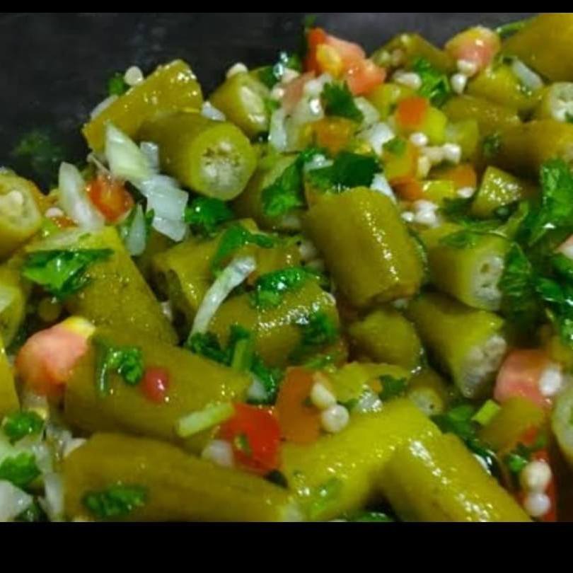 Quiabo, tomate,cebola, cheiro verde , azeitona ovo