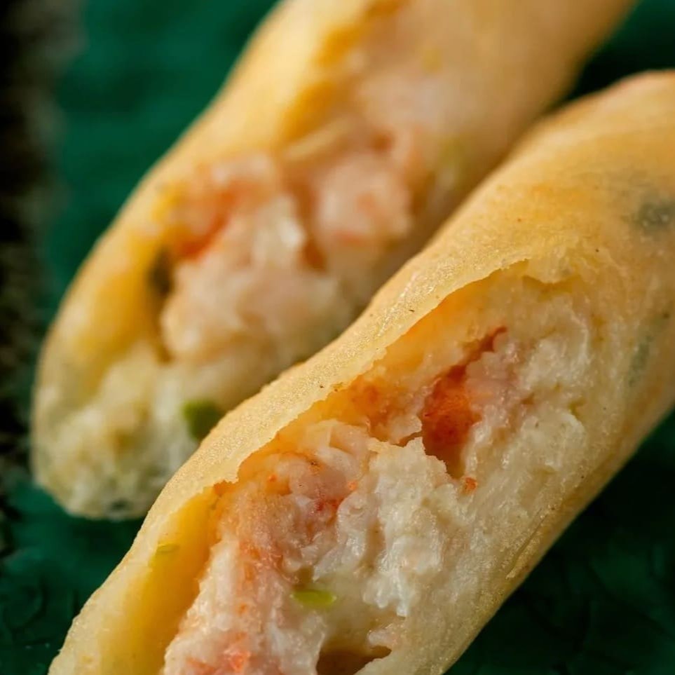 Aprecie a deliciosa crocância do nosso Harumaki de Queijo! São 2 unidades recheadas com queijo cremoso e derretido, envolvidas em uma massa crocante que proporciona uma experiência única de sabor e textura. Perfeito para quem busca uma opção simples e cheia de sabor, cada mordida é uma explosão de prazer. Peça agora e saboreie essa tentação diretamente no conforto da sua casa!   -----------------t