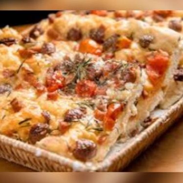 A focaccia é um delicioso pão feito com bastante azeite. Ela é achatada, quase como uma pizza, mas tem um miolo bem leve e aerado.  150g