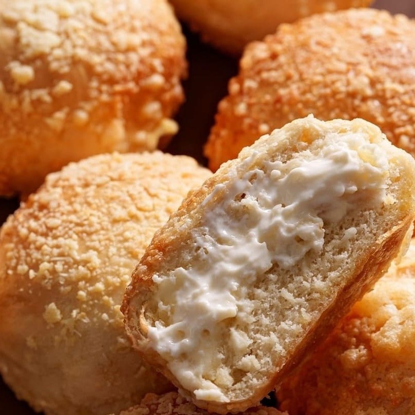 Pão Fofinho recheado coberto com parmesão e recheado com requeijão caseiro