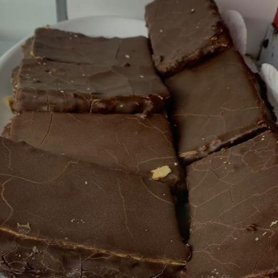 Duas grandes folhas crocantes, creme de ovos Aveiro e açúcar de confeiteiro, folheado de chocolate.