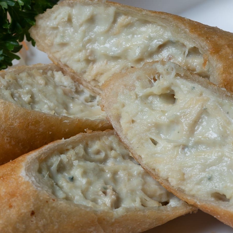 Massa fina recheada com frango e gorgonzola  (acompanha 1 molho agridoce)