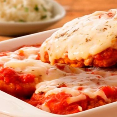 Uma delicia de frango a parmegiana acompanhado de arroz, feijáo farofa+um acompanhamento a sua escolha(feijãoe farofa vai separado) escolha seu acompanhamento