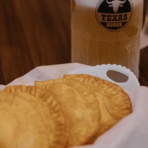 Deliciosa porção de 4 pasteis texanos sabor camarao.