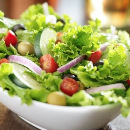 A '403 - Salada Verde Especial', da nossa seção de 'Saladas', é uma harmoniosa composição de ingredientes frescos e vibrantes. Ela apresenta uma base de alface crespa, de um verde exuberante, complementada por fatias de tomate maduro e suculento, pedaços crocantes de cebola e azeitonas que adicionam um toque mediterrâneo. Cada garfada dessa salada é um convite para desfrutar de uma refeição leve, saudável e incrivelmente saborosa. Ideal para quem busca uma opção refrescante e nutritiva.