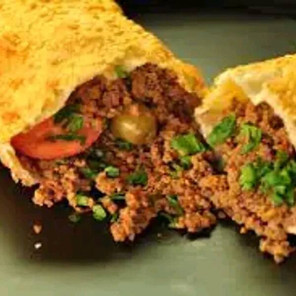 Pastel com carne, queijo, presunto, azeitona, tomate e orégano