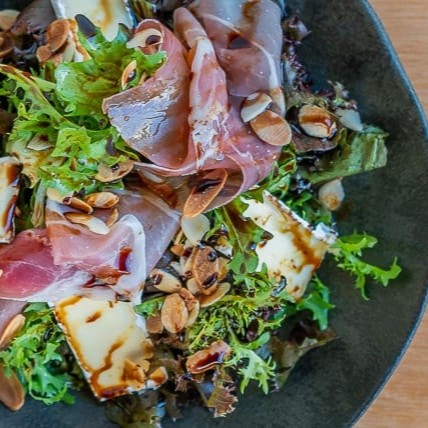 Mix de folhas, queijo brie, presunto de parma, amêndoas e molho teryaki.