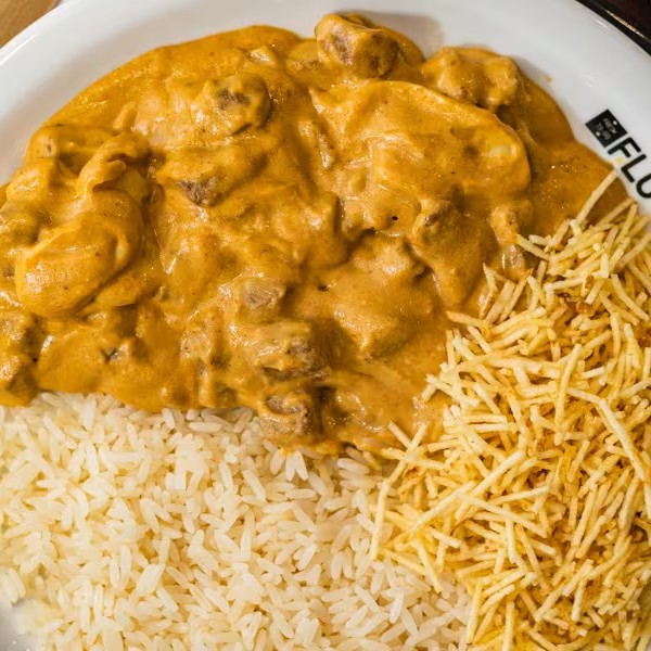Delicioso strogonoff preparado com um molho branco cremoso, combinado com catchup, mostarda e um leve toque de noz-moscada que realça os sabores. Finalizado com champignon fatiado para um toque clássico. Escolha entre frango macio ou carne bovina suculenta para completar esse prato irresistível. Companha arroz e batata palha.