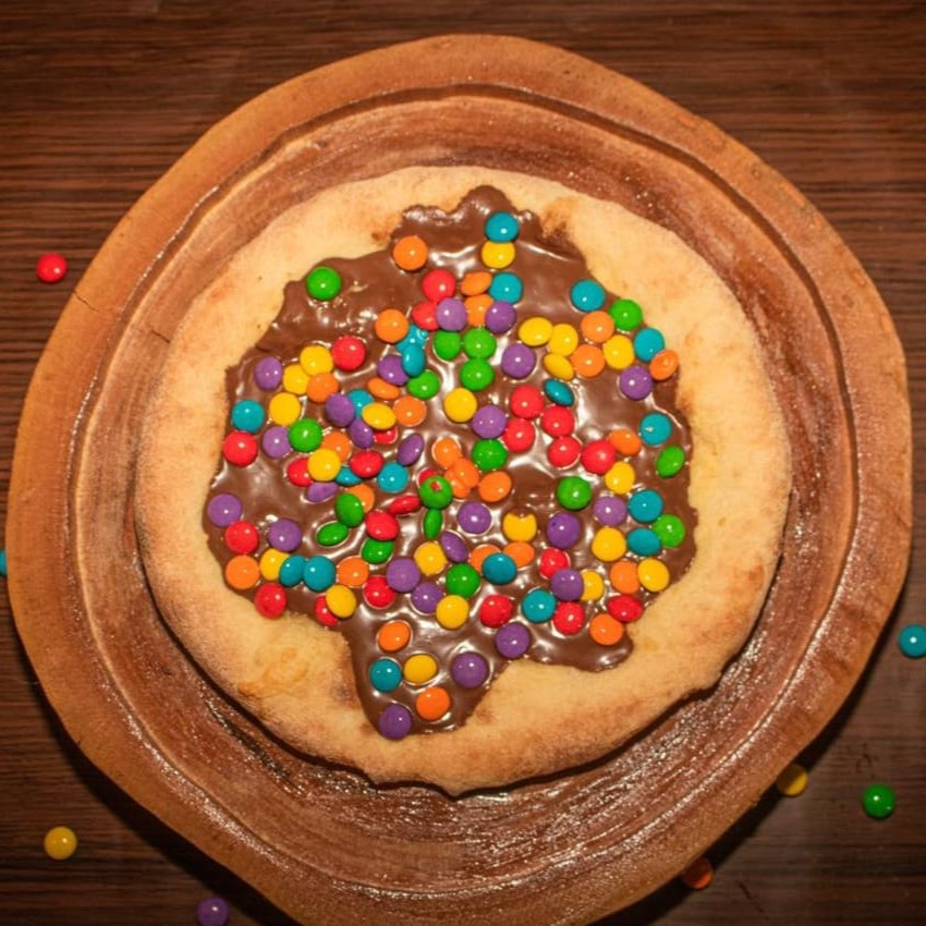 Queijo muçarela,Confete e chocolate ao leite. Tamanho: 20 cm.