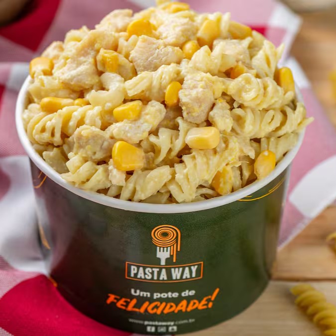 Fusilli perfeitamente cozido, acompanhado de um suculento frango em cubos e envolvido em um delicioso creme de milho, proporcionando uma experiência gastronômica única e irresistível.

**fotos meramente ilustrativas - devido ao acondicionamento em embalagem e transporte o produto poderá não ter a mesma aparência da foto.