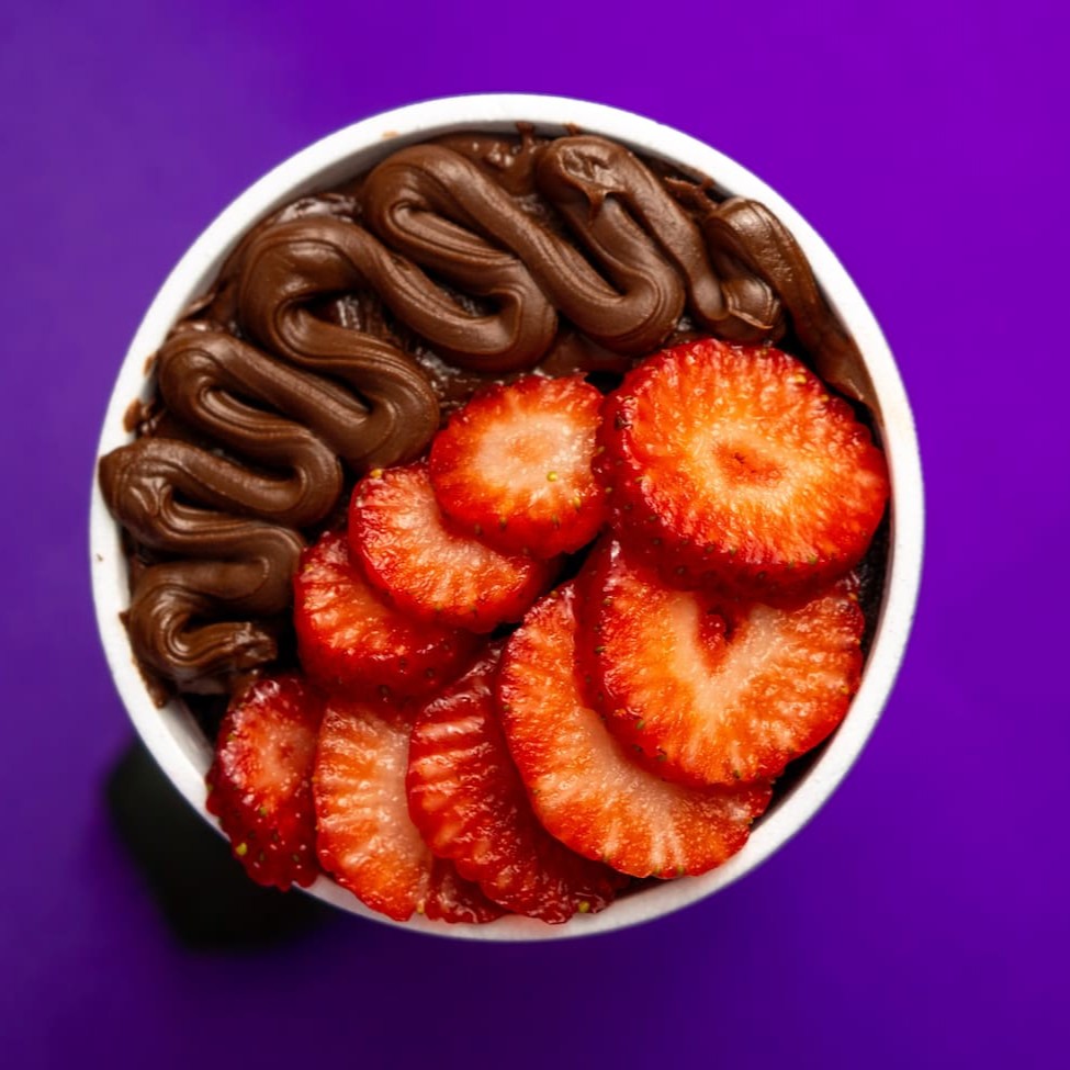 Açaí Premium + Nutella + Morango = Combinação Perfeita! Um Clássico Cremoso Que Nunca Sai De Moda!  A Refrescância Do Nosso Açaí Premium Super Cremoso e Nutural, Com O Azedinho Do Morango E A Doçura Da Nutella, É Uma Explosão De Sabores Que Vai Conquistar Seu Paladar! Uma Combinação Simplesmente Incrível, Que Vai Deixar Você Com Água Na Boca!  Você Vai Ficar De Fora Dessa? Não Perca Essa Delícia!