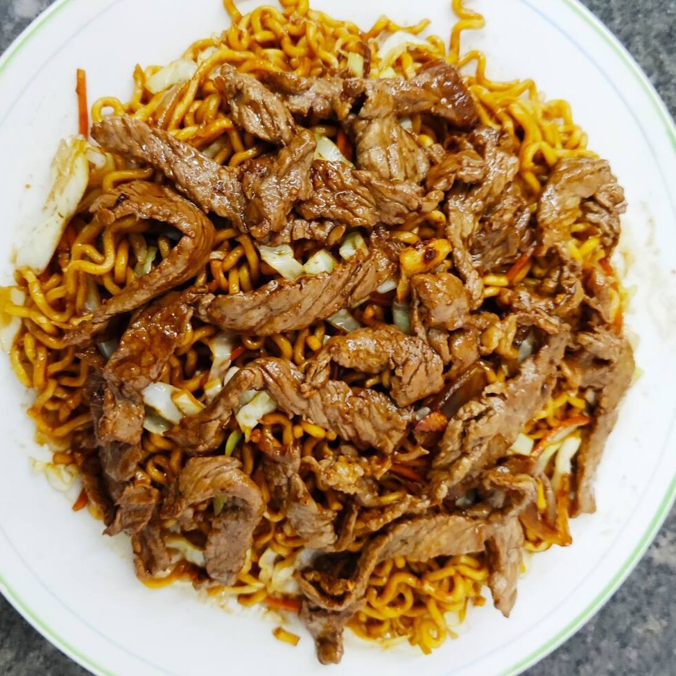 Carne, Macarrao, Repolho, Cebola, Cenoura, Cebolinha, Shoyu e Tempero especial